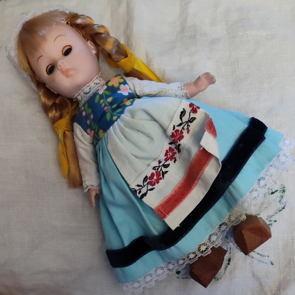 12CGS- Vintage 1972 Ginny Dutch Holland Doll Wooden Clogs